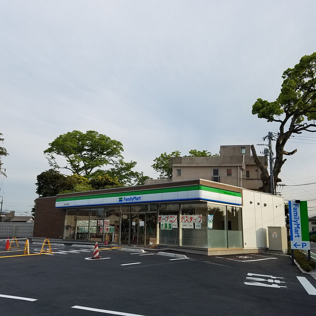 toshitsun's tweet photo. お知らせ📢
私、ファミマのオーナーになります！
お近くに来られる際は遊びにきてください！
プロボウラー、アマチュアボウラーはファミチキサービスしますよー！（ただし、私がお店にいるときに限ります✨）
お待ちしてます！(*^^*) https://t.co/pQCtbAz1xl