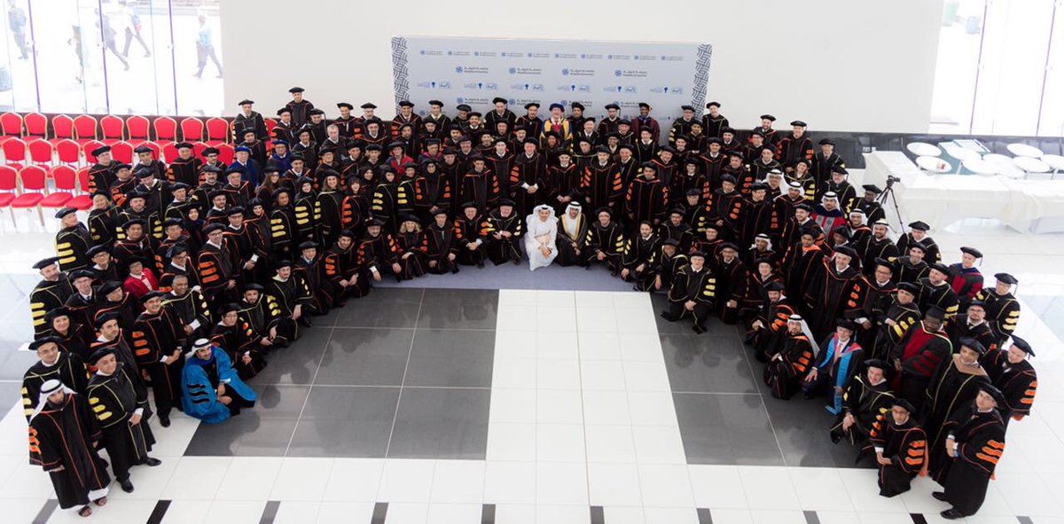 #KhalifaUniversity Graduation Ceremony commences with a group photo of the graduates with HH Sheikh Hazza bin Zayed Al Nahyan and members of the KU Board of Trustees. #KUGraduation18