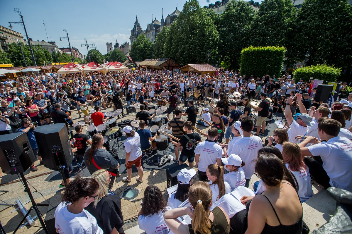 Debrecen_2023's tweet photo. Students of the local rock school (Rocksuli Debrecen) with other musicians played a Tankcsapda song together today at Kossuth square. Well done! #Debrecen #Debrecen2023 #flashmob #ecoc2023 #KossuthSquare #musicians #playingtogether #singingtogether #AlföldiGyerek https://t.co/HYkAA3aBbB