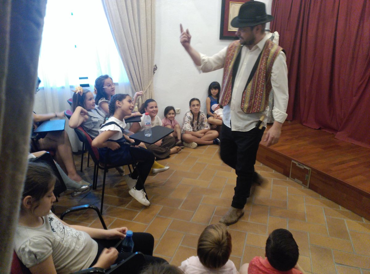 CuentaChachara's tweet photo. Seguimos #barroqueando en Olivares, llevando los relatos orales al plano del Ayuntamiento.
#OlivaresBarroco https://t.co/pYISFDQ8aH