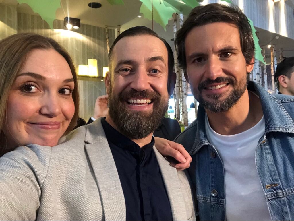 Hund BONSAI, dem ich im Film meine Stimme geliehen habe, und ich! Tom Beck und Tanya Stewner sind auch mit dabei. Ab 10.5. in den Kinos #lilianesusewind #premiere #tombeck #tanyastewner