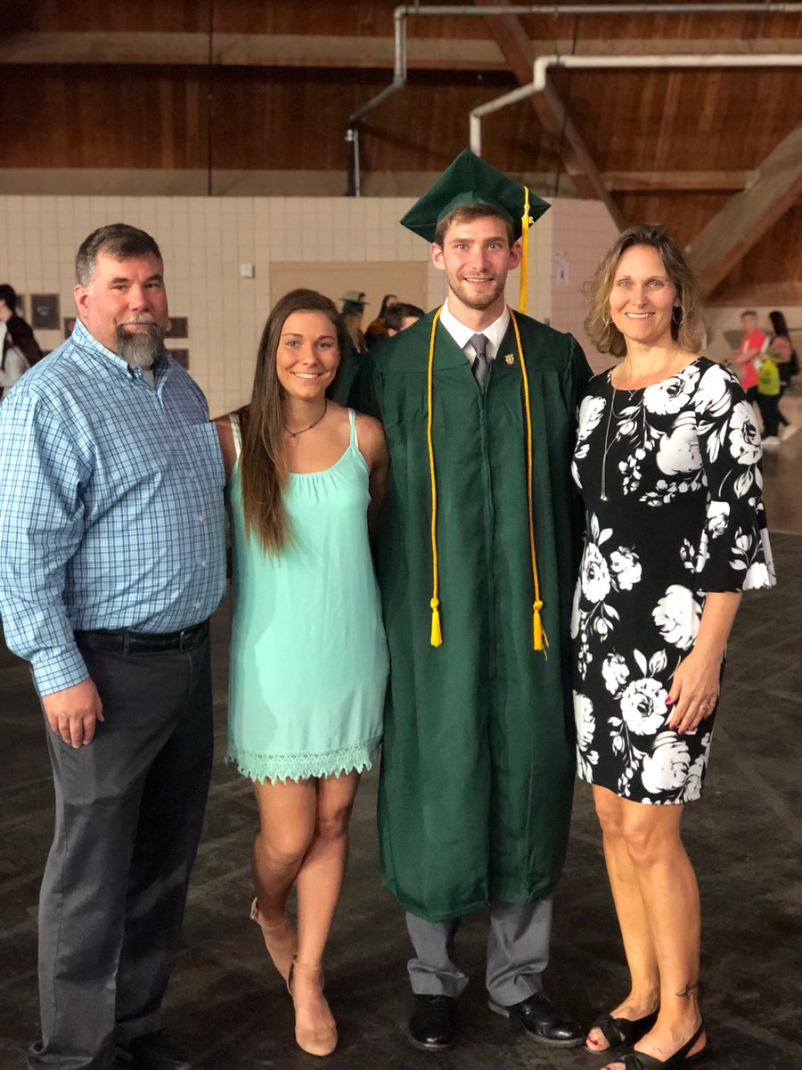 treeveets's tweet photo. When your 1st child earns his Bachelor’s Degree, you dress up! #NMUGRAD #ENTREPRENEUR #CumLaudeGrad https://t.co/rSSgAwo2Gn