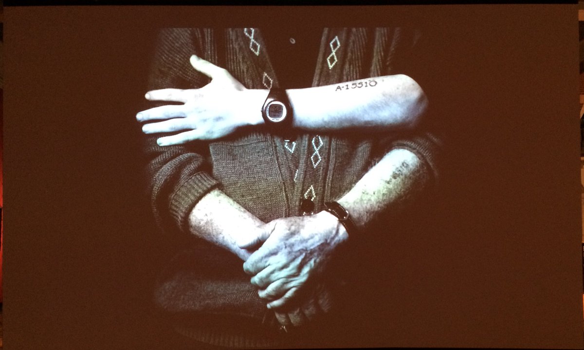 Viajando_blog's tweet photo. Una imagen que me emocionó del museo de Troopen en #Amsterdam de una exhibición temporal sobre el tatuaje. Un nieto que se hizo el mismo que le hicieron a su abuelo en el Holocausto...
Para jamás olvidar.

#VisitHolland #IamAmsterdam #VIS_Holanda https://t.co/ViZCKW18Lu