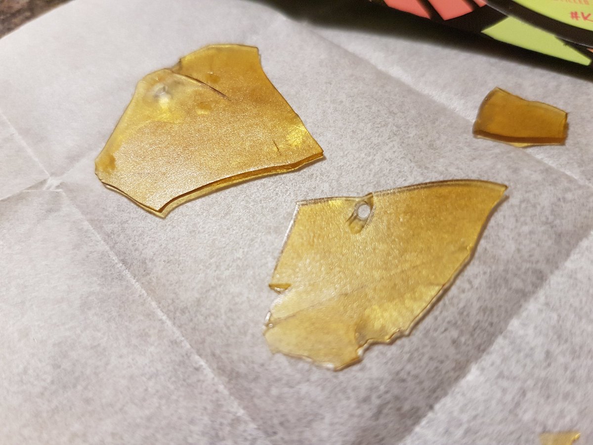 FameRetweets's tweet photo. Stunning shots of #PandorasBox #shatter 👌🔥 

#TrueChron #Dab #Dabs #dabdaily #shatter #bigbang #wonka #fueledbythc #high #medicalmarijuana #pothead #kush #420life #bud #hightimes #smokeweedeveryday #THC #stoned #weedsociety #stonersociety #maryjane #topshelf #stoner https://t.co/FG0du8bogv