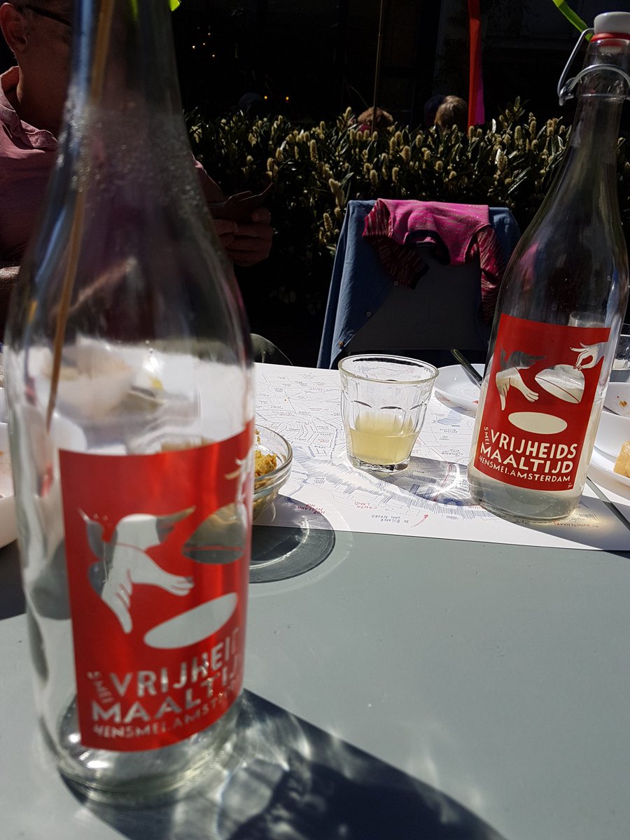 Implacement's tweet photo. Sfeervolle #Vrijheidsmaaltijd 2018 op de Notweg in #Amsterdam #NieuwWest. #Vrijheid vieren wij samen. https://t.co/RiXwalkZHr