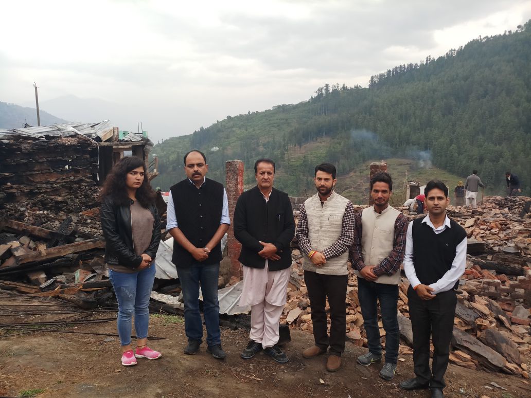 abvphp's tweet photo. आज @ABVPVoice के प्रतिनिधिमंडल ने रोहडू के कशैणी गांव में जाकर अग्निकांड से प्रभावित परिवारों को 1,25,063 ₹ की आर्थिक सहायता राशि प्रदान की। यह गांव लगभग 300 साल पुराना था। गत दिनों गांव में भीष्ण अग्निकांड की वजह से 54 परिवारों के करीब 300 लोग बेघर हो गए थे। https://t.co/9FED2zclRT