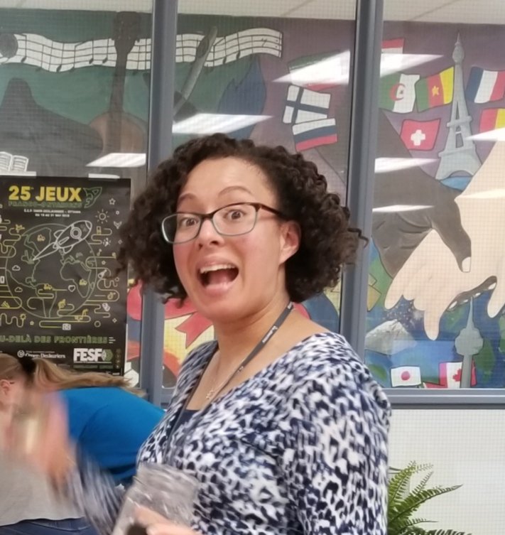 ValeriePJ's tweet photo. @LeahBedard5 #ebviamonde @CSViamonde Quelle surprise de recevoir un don de plus de 100 livres de tes élèves ! La #bibliothèque vous dit MERCI! PS: Nous avons plein de nouveautés cette semaine. https://t.co/G73vKhodK7