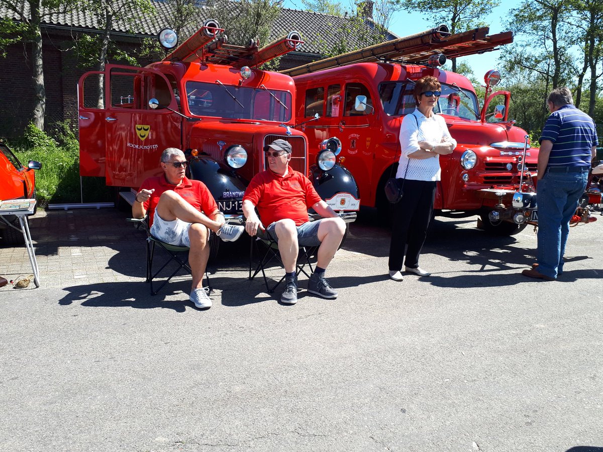 Spuit41's tweet photo. Het bezoek was wat korter dan gewenst maar dat kwam door het mooie warme weer. Het was weer een prachtige uitstalling van vele gepoetste oldtimers. Diverse auto's trokken de aandacht. Ook #Spuit41 en rooie dotje. Kijk maar mee. https://t.co/IKVWfwuPi3