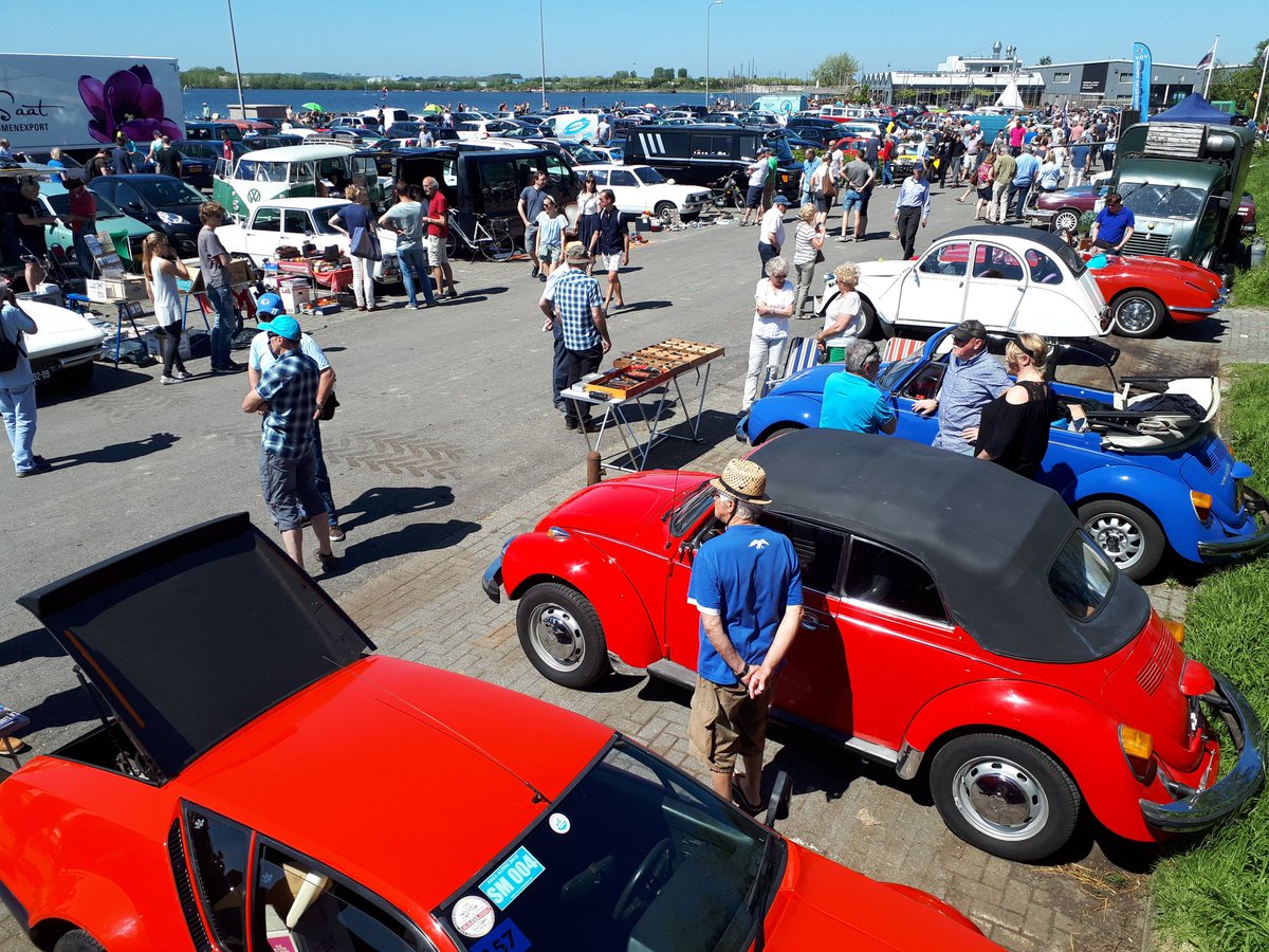 Spuit41's tweet photo. Het bezoek was wat korter dan gewenst maar dat kwam door het mooie warme weer. Het was weer een prachtige uitstalling van vele gepoetste oldtimers. Diverse auto's trokken de aandacht. Ook #Spuit41 en rooie dotje. Kijk maar mee. https://t.co/IKVWfwuPi3