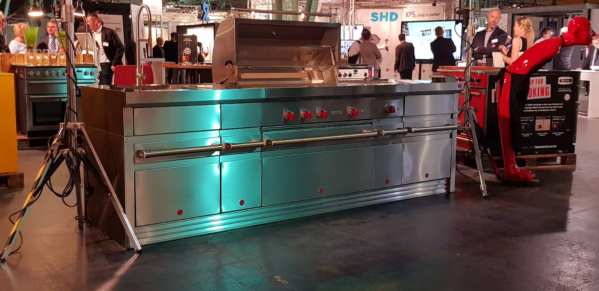 martin_vd_sluis's tweet photo. Today starts the Küchenwohntrents München Come and see Wolf outdoor kitchen on the Big Coolgiants stand #wolfoutdoorkitchen #subzero #wolf #wolfsubzero @Coolgiants #coolgiants #proud #design #outdoor #kitchen #bbq #kamado #münchen #germany #live #life #outdoorkitchen #kitchen https://t.co/88lvsJMoLC