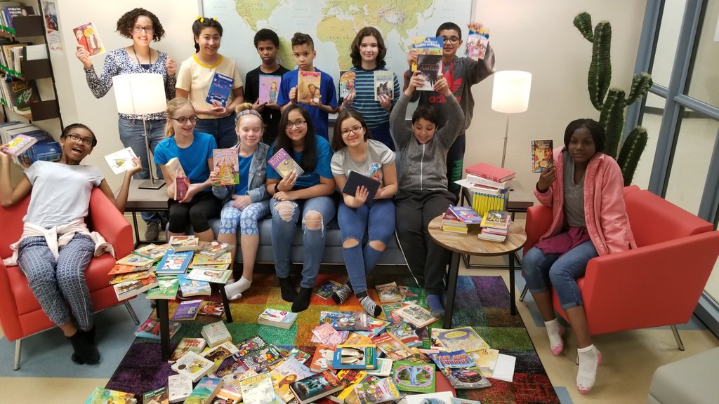 ValeriePJ's tweet photo. @LeahBedard5 #ebviamonde @CSViamonde Quelle surprise de recevoir un don de plus de 100 livres de tes élèves ! La #bibliothèque vous dit MERCI! PS: Nous avons plein de nouveautés cette semaine. https://t.co/G73vKhodK7