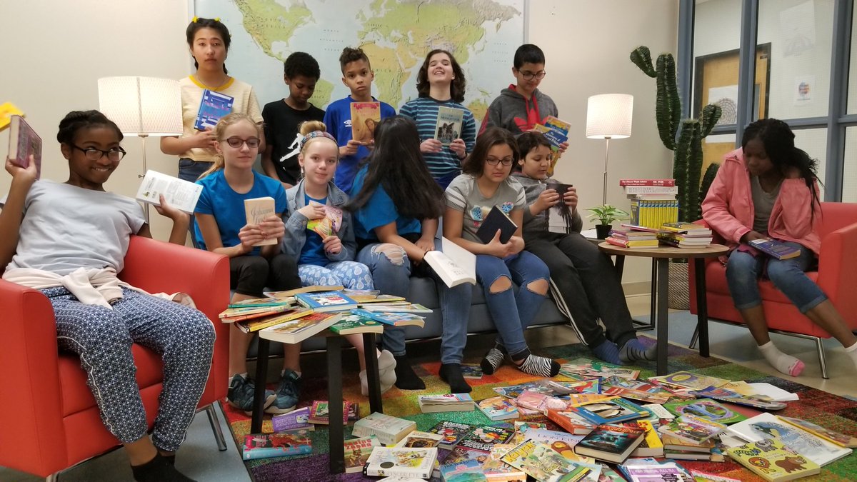 ValeriePJ's tweet photo. @LeahBedard5 #ebviamonde @CSViamonde Quelle surprise de recevoir un don de plus de 100 livres de tes élèves ! La #bibliothèque vous dit MERCI! PS: Nous avons plein de nouveautés cette semaine. https://t.co/G73vKhodK7