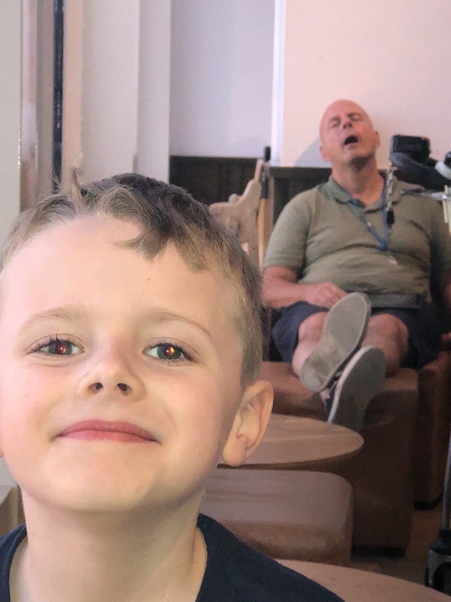 Bruce Willis catching flies at Gatwick 😂😂