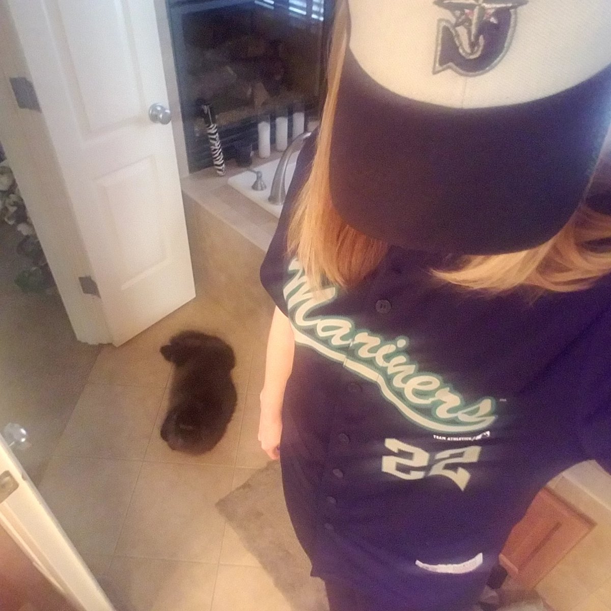 jennaNYfan's tweet photo. Safeco bound! For part of today I'm a Mariner fan. Pitching should be amazing! #beattheangels #hernandez #ohtani #Mariners #Seattle #robbiecano https://t.co/i8HcT22vjm