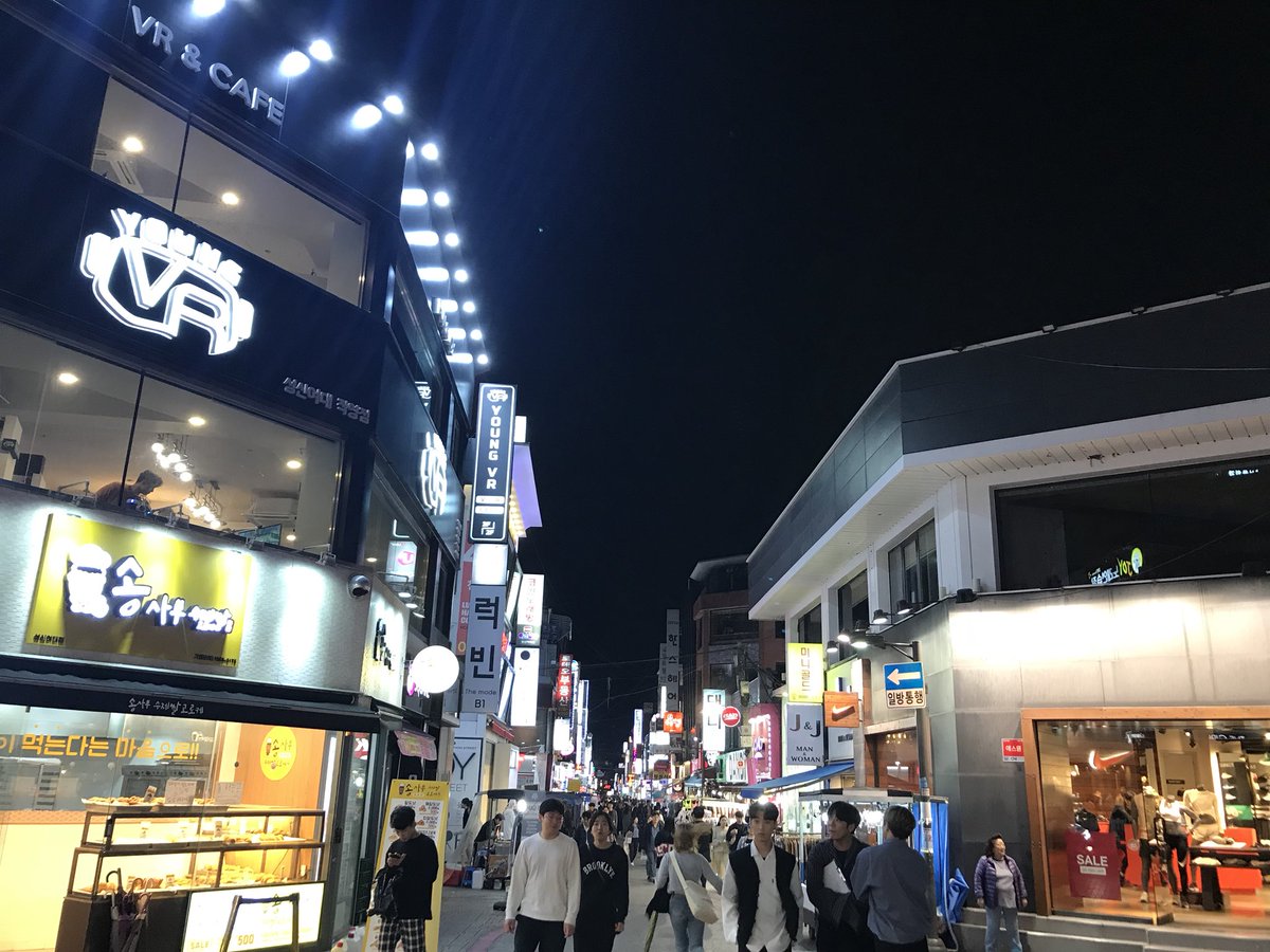 sindoi_hito's tweet photo. みなさん！！正直弘大とかシンサとか飽きたし、韓国行くところねーよって人いませんか。そんな方にオススメなのが誠信女大入口駅(성신여대입구)です。弘大より人が少なくて弘大とイデ足して二で割ったような場所です。服も10000w台で可愛い店が多い…ちょっといつもと違う場所行きたい方是非。 https://t.co/K1cRmM0vez