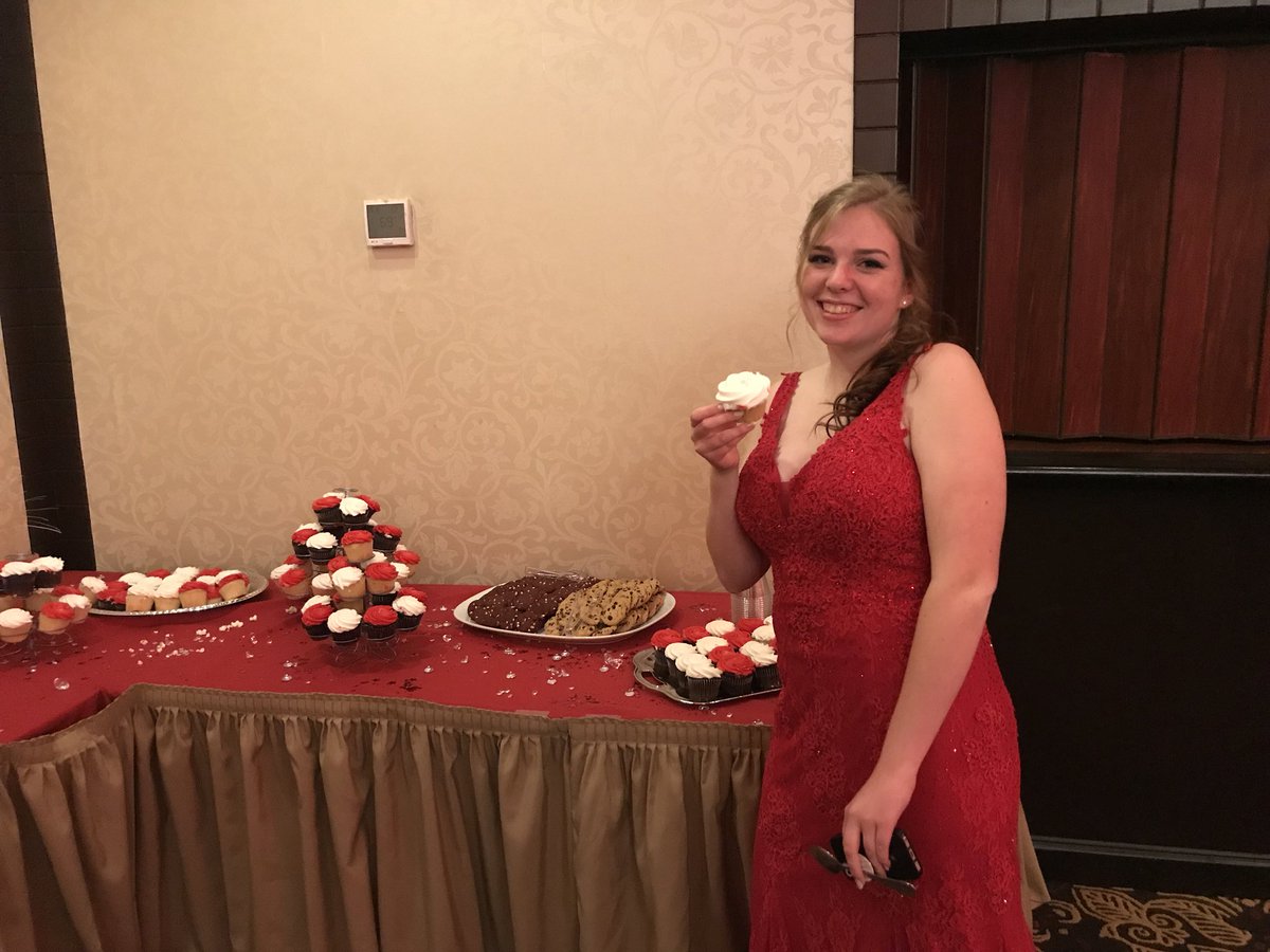 Thank you to our junior class for sponsoring the snack table at prom. Huge shout out to the officers for helping out last night! 💙💛 #CHSComets