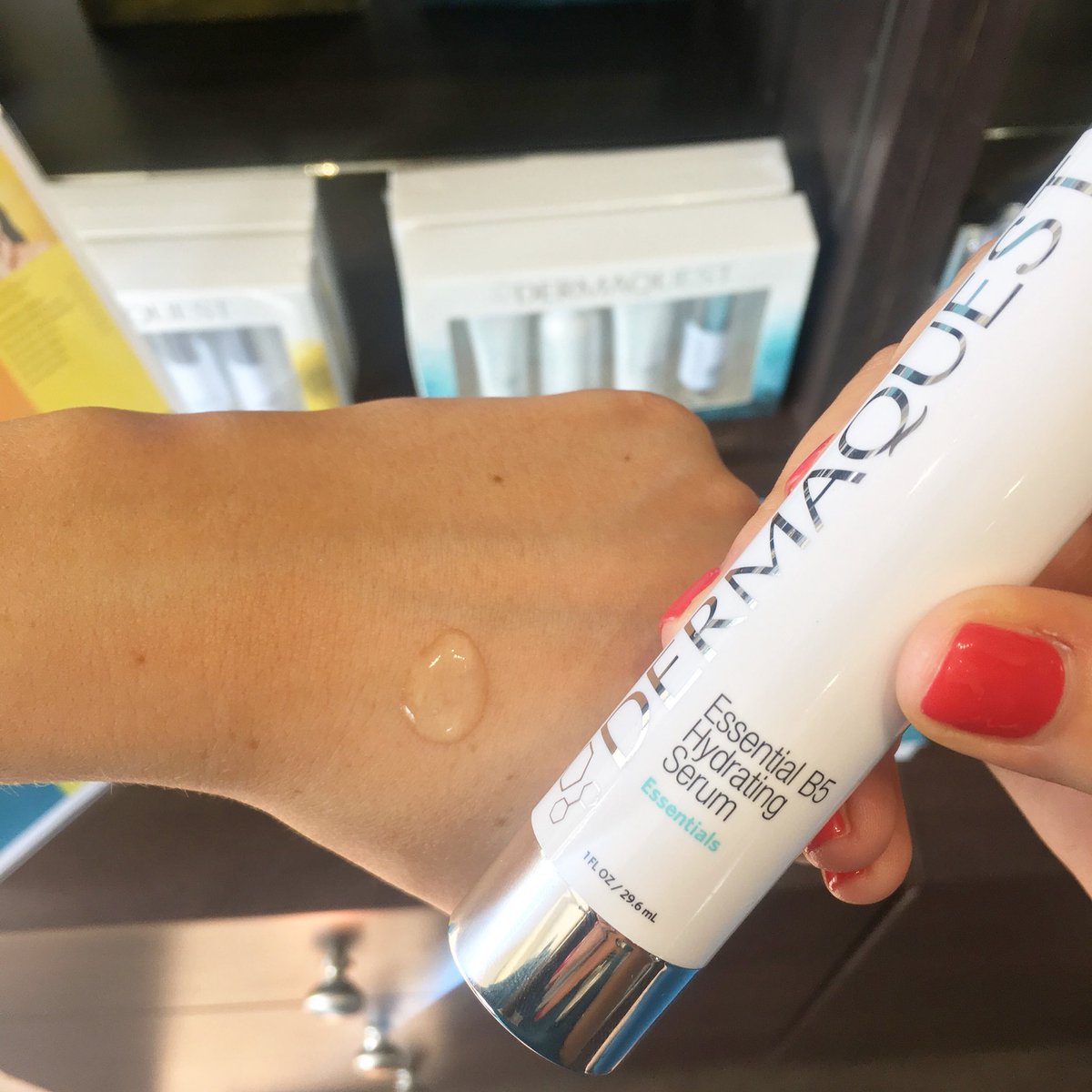 Who needs intense #Hydration?
1 pump of <a href="/dermaquestuk/">DermaQuest UK</a> Essential B5 #hydrating serum = 8 to 10 glasses of water!!
1 pump covers the full face &amp; neck &amp; contains 40% Hyaluronic Acid to plump &amp; #firm the skin!
#Skincare #serum