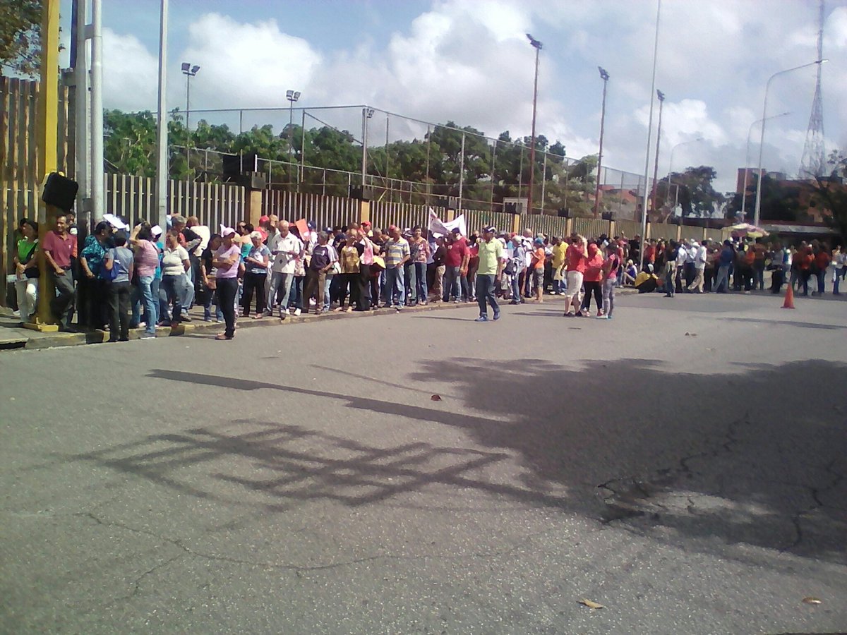 jpereiramedina's tweet photo. #ElMundoConMaduro @MariaVallenil15 @yelitzePSUV_ @DrodriguezVen movimiento somos Venezuela apoyo contundente https://t.co/9y2Ryzb2lj