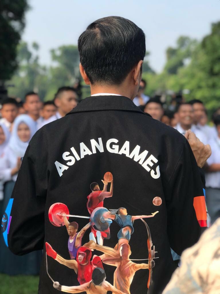 Fikri13400's tweet photo. Jaket nya keren pakk, saya pengenn. #AsianGamesKita @Dr_Moeldoko @jokowi @IndraJPiliang https://t.co/TunU389Wfq