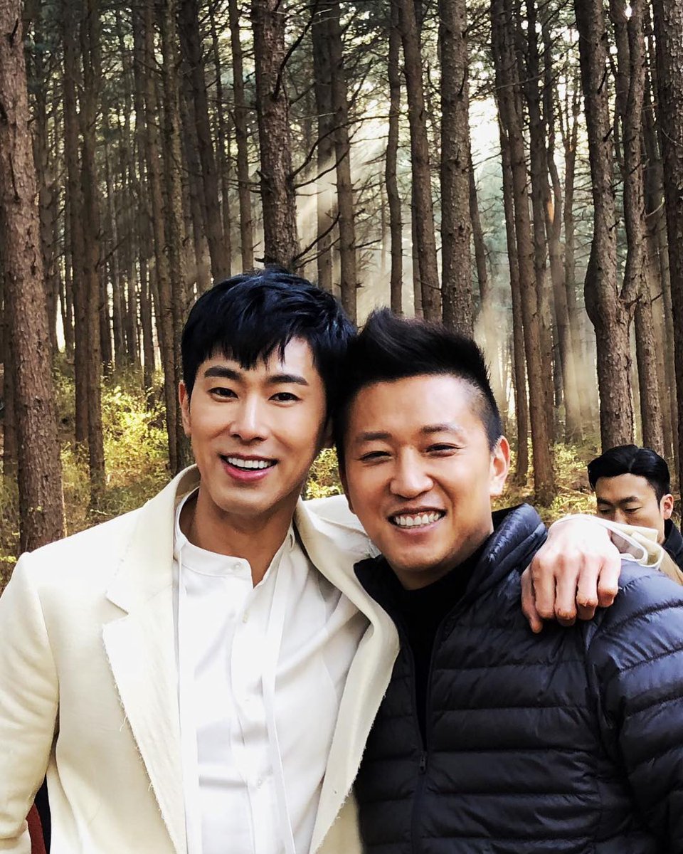 2beTVXQ's tweet photo. [IG]metaoloz4년만에 촬영장에서 만난 업계이웃 ‘남자들이 좋아하는 이유가 있지’
#tvxq! #tvxq #yoonho #metaoloz #circle
https://t.co/GtaXeU23eZ https://t.co/yRLzPohDoA