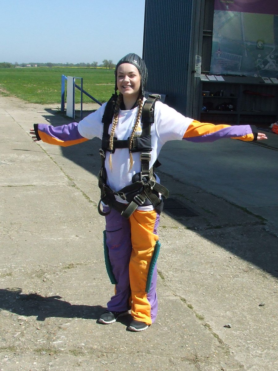 StephenRose20's tweet photo. Congratulations to Hannah Fayers for completing her Sky Dive today in support of the Nick Fayers Amend Fund #thenickfayersamendfund, #AmendUk, @BarnesConstrctn https://t.co/ZnkzhiWzRX