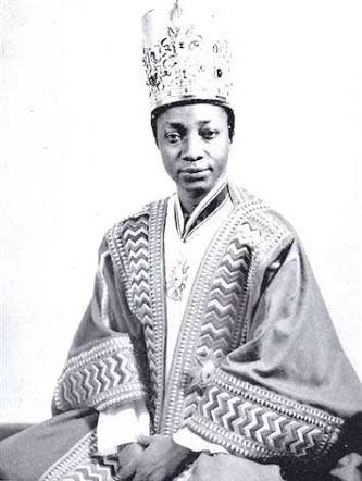 KawumaJoseph3's tweet photo. Sir Edward Muteesa II.
He was;
1. The first constitutional president of Uganda.
2. Attacked in his Mengo palace by Idd Amin Dada on Apollo Milton Obote's orders. This and alot more is what you know with me..
#DiscoverBugandawithJoseph https://t.co/qdsWru0dpJ