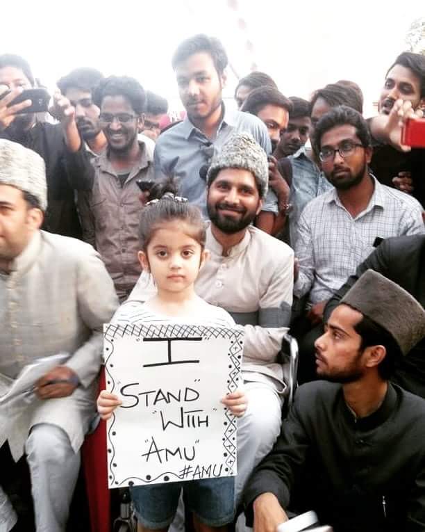 IntekhabYunus's tweet photo. Little girl standwith AMU
#istandwithamu
#westandwithamu
#trending #marketing
#saveamu #iamamu #amufightback #aligarhmuslimuniversity #teargas
#attack #lathiattack #aligharian #amujournal #people #aligarhdiaries #amucamera #aligarhmuslimuniversity #aligarh_muslim_university https://t.co/zxV3VQEGtQ