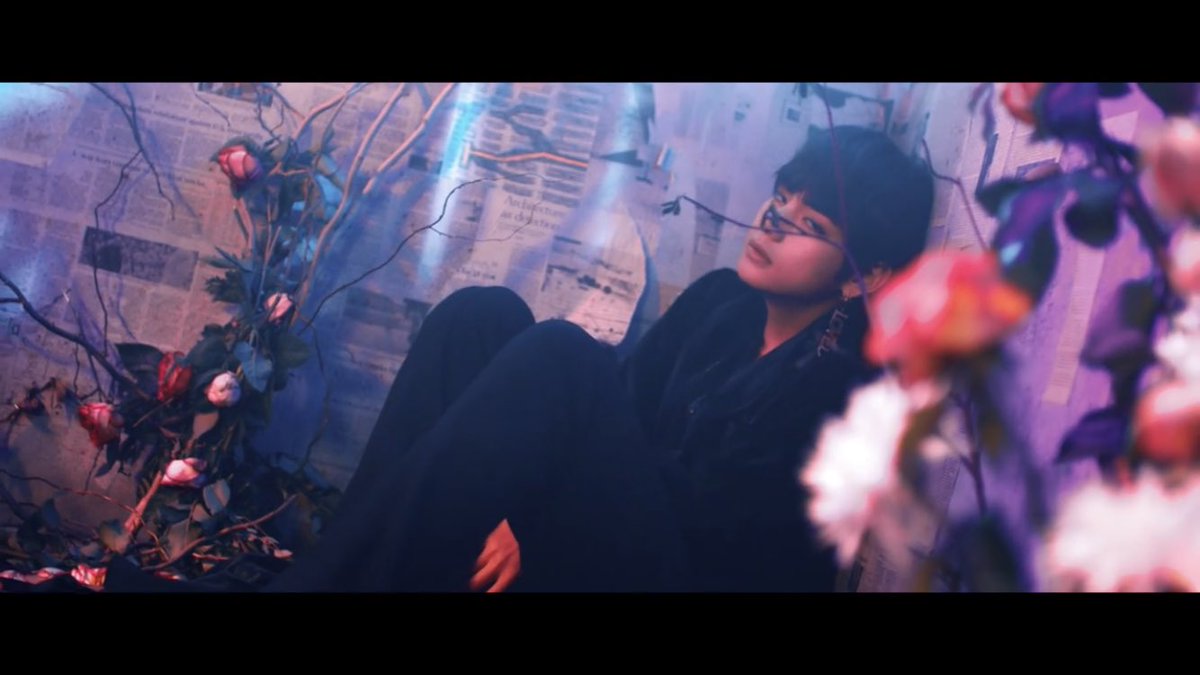 NikLaura_'s tweet image. A sensual king @BTS_twt #btscomback #LOVEYOURSELF_轉_Tear