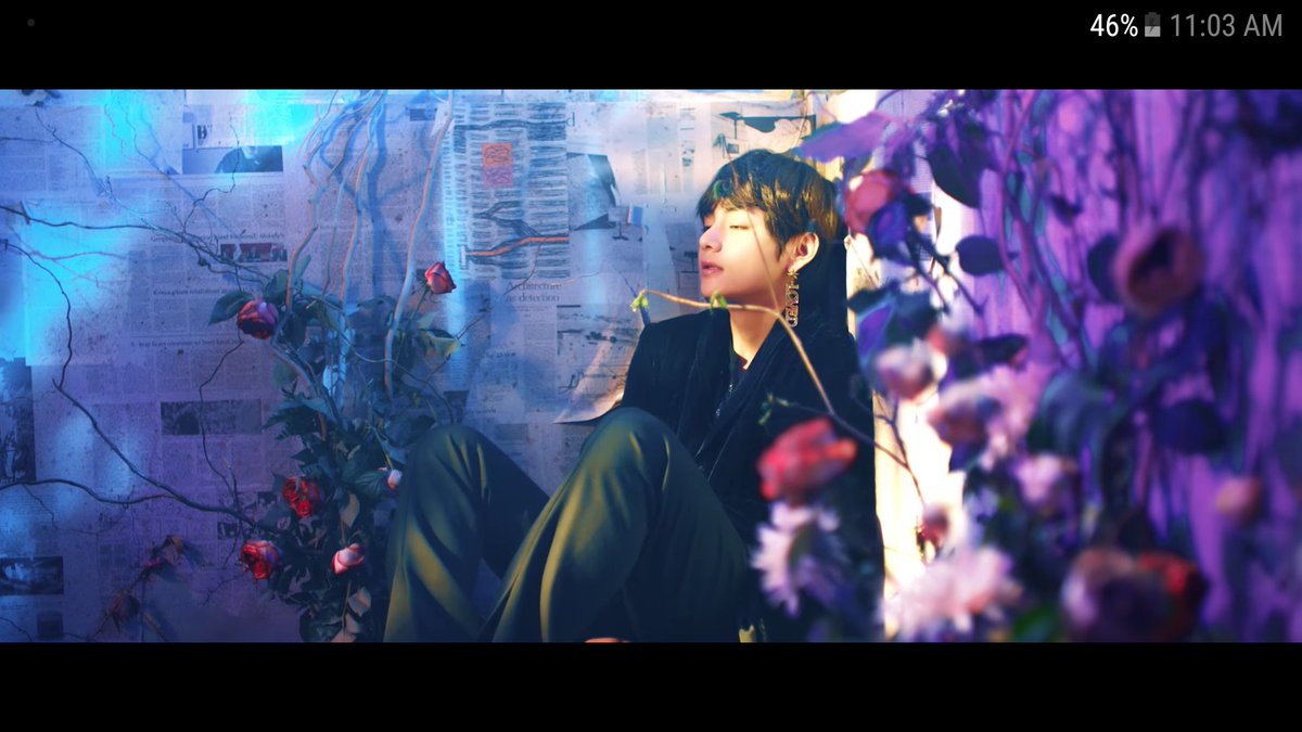 calladadiary's tweet photo. CAN SOMEONE CALL 911 FOR ME? #tearsingularity https://t.co/mBRMSq4mf1