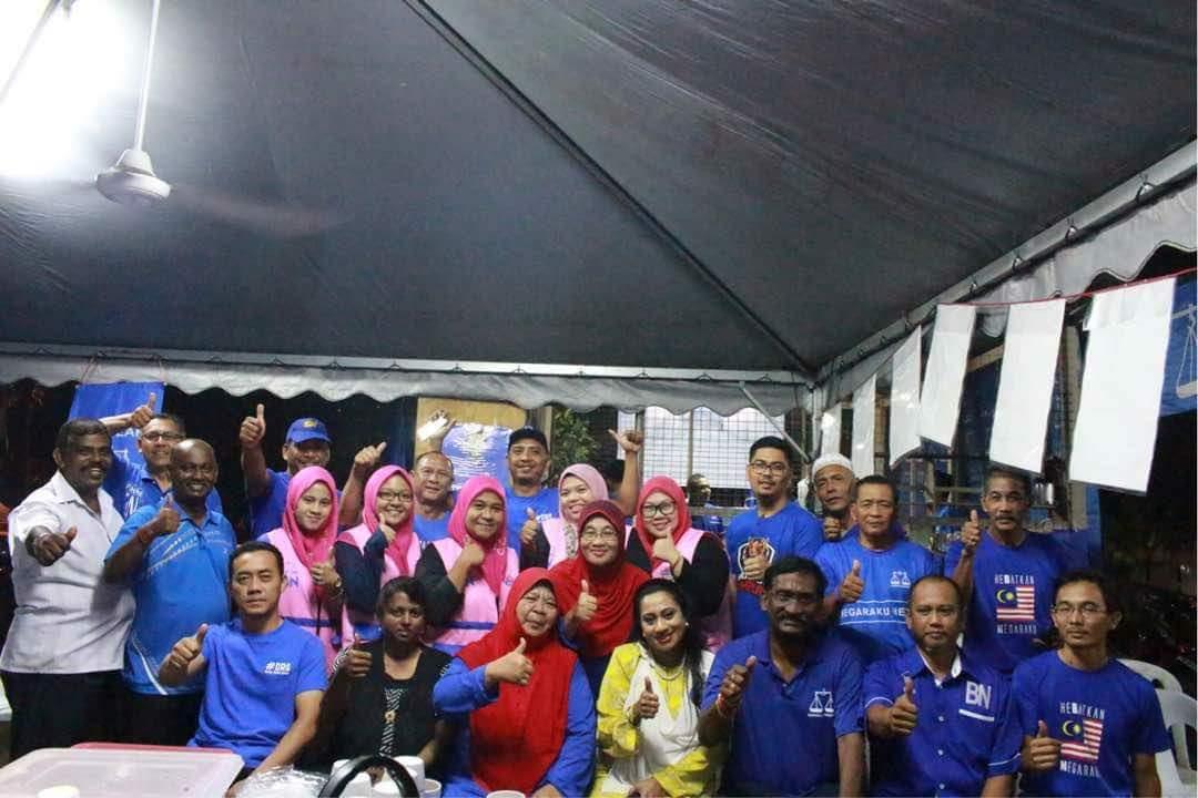 PKamalanathan's tweet photo. 6/5/2018 ; Malam ini saya singgah di Bilik Gerakan PDM Bandar Kalumpang untuk bertemu dengan sahabat-sahabat Jentera PRU UMNO. Saya diberi taklimat mengenai bilangan pengundi di kawasan tersebut.#P094 #HuluSelangor #HebatkanNegaraku #HidupRakyat #MIC14 #BersamaBN https://t.co/6aEZMb9Pt9