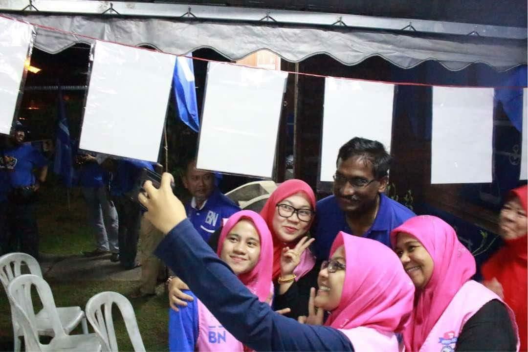 PKamalanathan's tweet photo. 6/5/2018 ; Malam ini saya singgah di Bilik Gerakan PDM Bandar Kalumpang untuk bertemu dengan sahabat-sahabat Jentera PRU UMNO. Saya diberi taklimat mengenai bilangan pengundi di kawasan tersebut.#P094 #HuluSelangor #HebatkanNegaraku #HidupRakyat #MIC14 #BersamaBN https://t.co/6aEZMb9Pt9