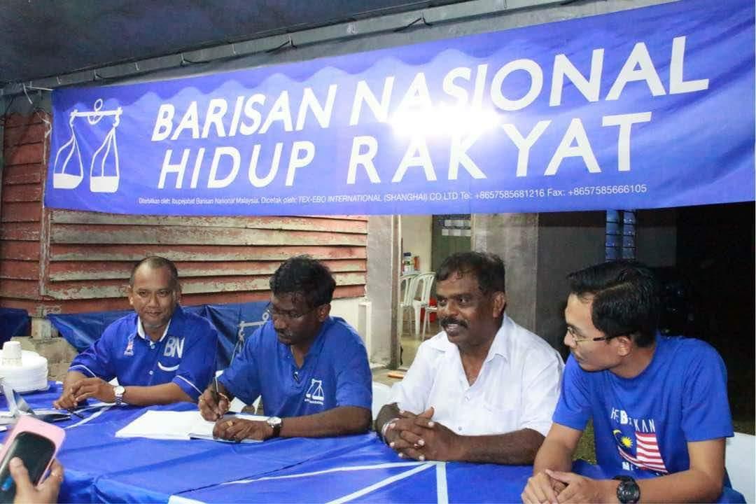 PKamalanathan's tweet photo. 6/5/2018 ; Malam ini saya singgah di Bilik Gerakan PDM Bandar Kalumpang untuk bertemu dengan sahabat-sahabat Jentera PRU UMNO. Saya diberi taklimat mengenai bilangan pengundi di kawasan tersebut.#P094 #HuluSelangor #HebatkanNegaraku #HidupRakyat #MIC14 #BersamaBN https://t.co/6aEZMb9Pt9
