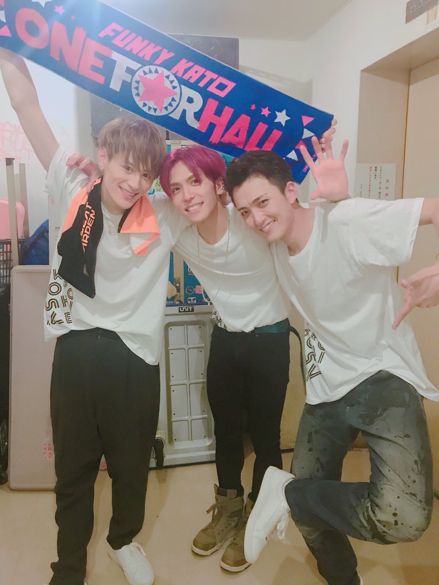 MASAT_O_fficial's tweet photo. だいすきな2人と
だいすきな大先輩の曲を
コラボできました。
大切な時間を思い出しながら
僕らの未来を握り締めた拳でした。
『KOKOROZASHI ALIVE』
ほんとに特別な日だった！ https://t.co/Th1L8B6Dq0