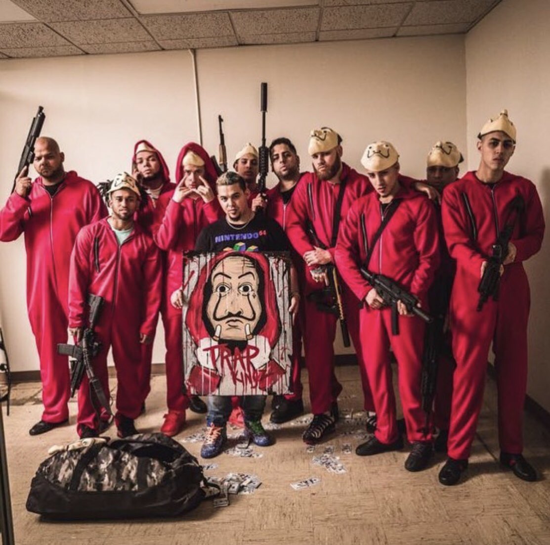 AlbertCaastillo's tweet photo. DURÍSIMO PUÑETA.. La paltieron 🐰🇵🇷🎥🔥 #LaCasadePapel https://t.co/mUKwyEIldZ