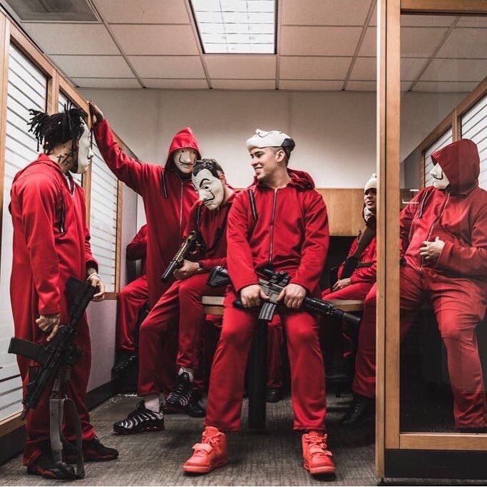 AlbertCaastillo's tweet photo. DURÍSIMO PUÑETA.. La paltieron 🐰🇵🇷🎥🔥 #LaCasadePapel https://t.co/mUKwyEIldZ