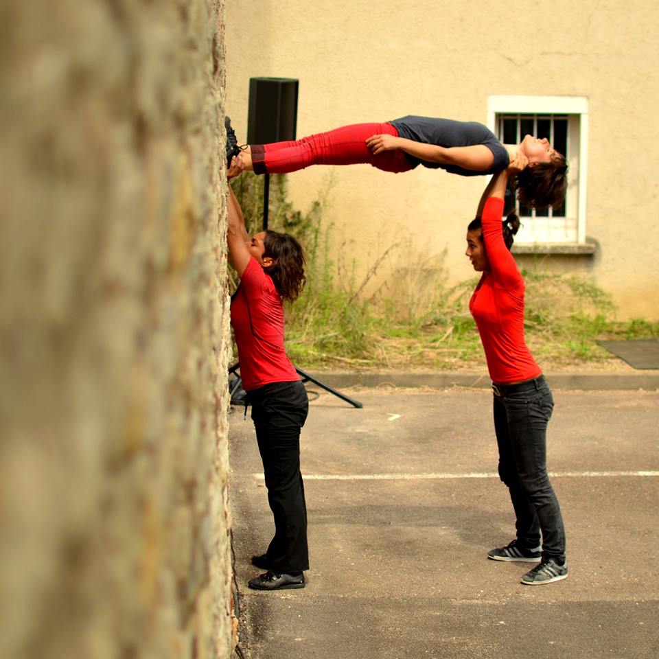 Plagesdedanse's tweet photo. "Ici et là" de la Cie Daruma, à découvrir vendredi 11 mai à 18h au Tour-du-Parc! Un subtil mélange de hip-hop, danse contemporaine et portés acrobatiques, qui réunit 3 danseuses dans une écoute, une fluidité, une alchimie émotionnelle et sensorielle absolue. https://t.co/MfXgkSUFC2