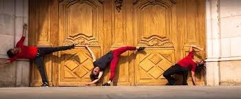Plagesdedanse's tweet photo. "Ici et là" de la Cie Daruma, à découvrir vendredi 11 mai à 18h au Tour-du-Parc! Un subtil mélange de hip-hop, danse contemporaine et portés acrobatiques, qui réunit 3 danseuses dans une écoute, une fluidité, une alchimie émotionnelle et sensorielle absolue. https://t.co/MfXgkSUFC2