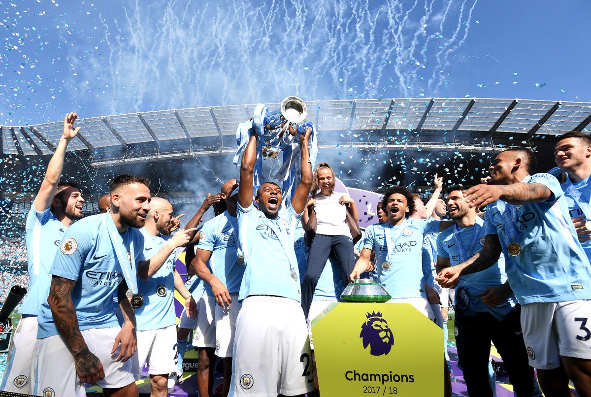 Manchester City プレミアリーグ優勝 を持って ヤヤコロチャント Manchester City プレミアリーグ優勝 を持って ヤヤコロチャント
