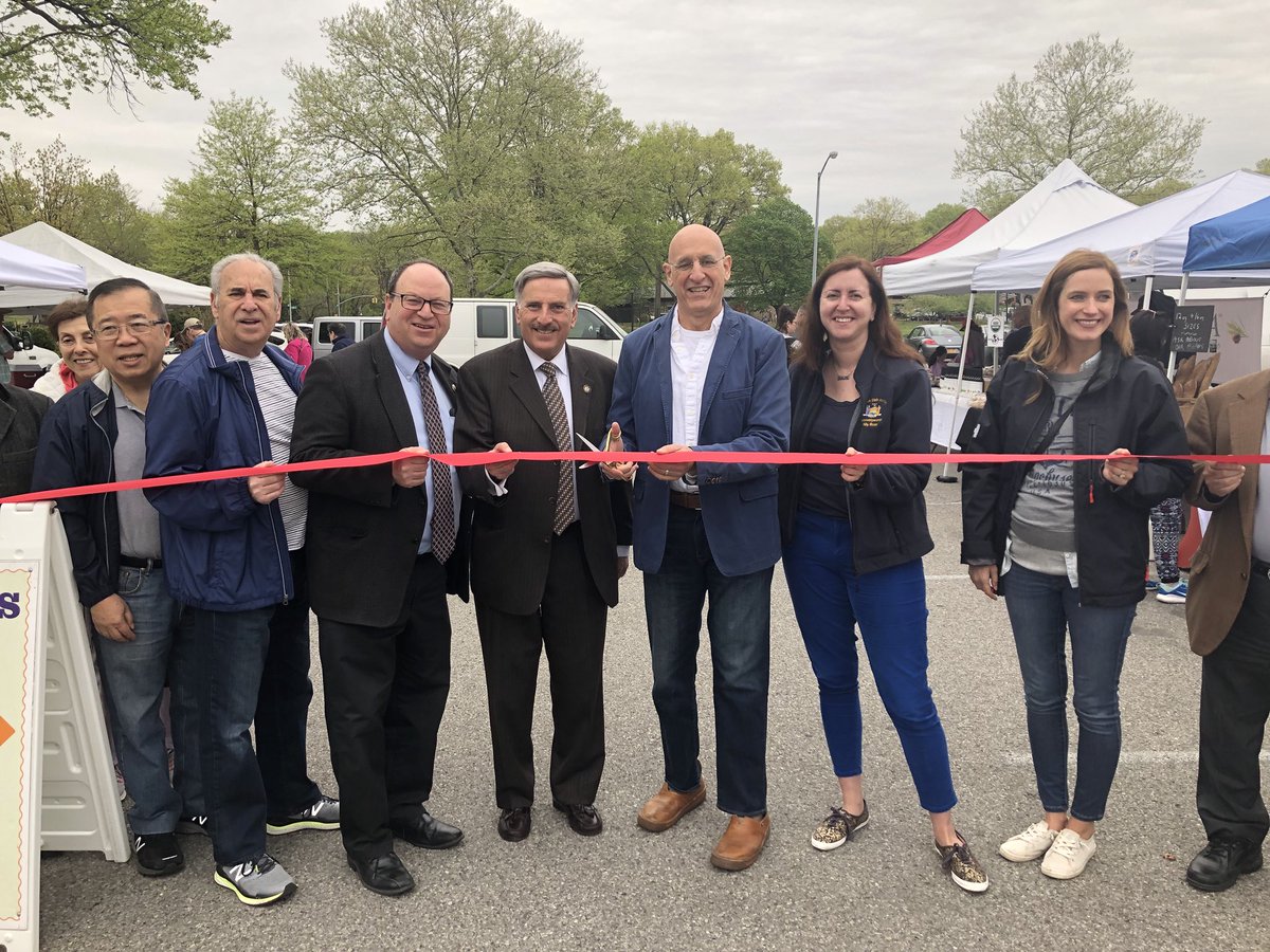 DavidWeprin's tweet photo. Pleasure to join the Friends of Cunningham Park, the Jamaica Estates Civic Association, @nily, & @BarryGrodenchik for the ribbon cutting ceremony & opening of the Cunningham Park Farmers Market. https://t.co/9v0tVBJ9bM
