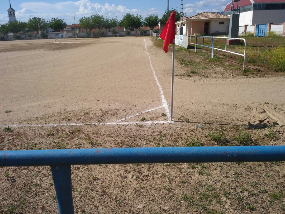 CFANVR's tweet photo. Os habéis dejado un tiro hecho @cdtalaverilla . Comenzamos en media hora. ¡Último esfuerzo rojos!❤️🖤 https://t.co/xSYqeqLgmg