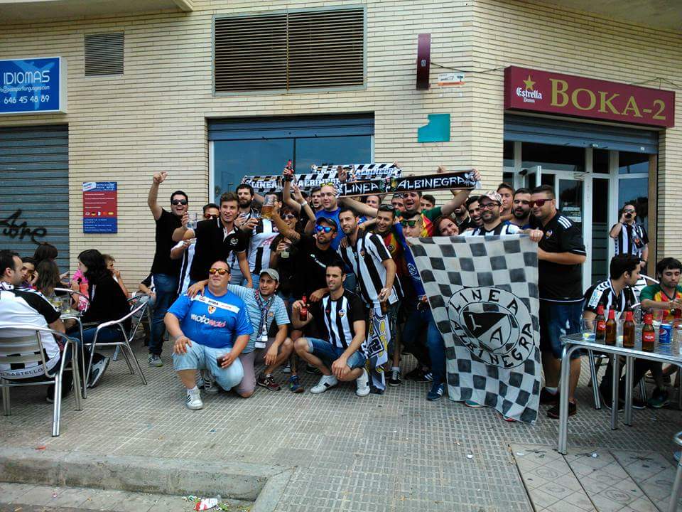 PAEl_Azote's tweet photo. @LineaAlbinegra Vamos Hermanos!!! L vais a conseguir este año y nosotros lo celebraremos. Ojalá pronto nuestros caminos vuelvan a encontrarse y poder repetir el día q pasamos juntos en la ida y la vuelta. Siempre OS estaremos agradecidos y llevamos al Castellón en nuestro corazón https://t.co/4K0fdbPuzI