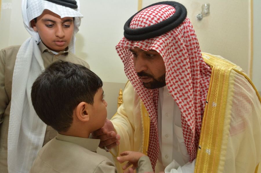 ShohdaNet's tweet photo. نائب أمير #جازان الأمير #محمد_بن_عبدالعزيز ينقل تعازي القيادة لذوي البطل الشهيد علي بن محمد حوذان حمدي أحد منسوبي #القوات_البرية الذي استشهد أثناء أداء مهام عمله بـ #الحد_الجنوبي .
@MAMAlsaud https://t.co/xTb4eKpv8x