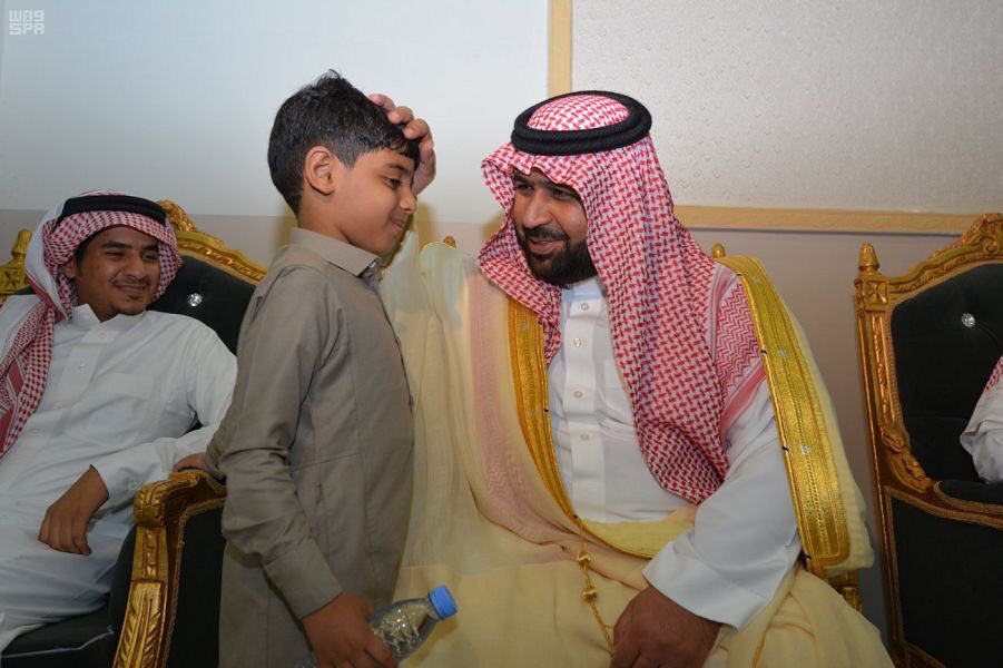 ShohdaNet's tweet photo. نائب أمير #جازان الأمير #محمد_بن_عبدالعزيز ينقل تعازي القيادة لذوي البطل الشهيد علي بن محمد حوذان حمدي أحد منسوبي #القوات_البرية الذي استشهد أثناء أداء مهام عمله بـ #الحد_الجنوبي .
@MAMAlsaud https://t.co/xTb4eKpv8x