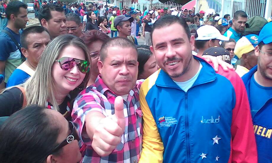 Junto al alcalde bolivariano de Barcelona en una masa de compatriotas en la escuela Vargas de troncal#elmundoconmaduro