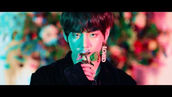 breathseok's tweet photo. olha a beleza do kim taehyung eu não sei lidar #Singularitya https://t.co/L4GSwPQys4