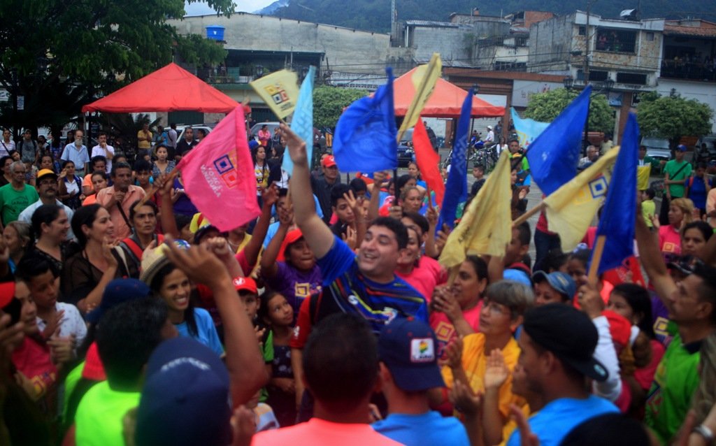 JEHYSONGUZMAN's tweet photo. Cargados de Amor y Alegría ayer llegamos a la Azulita,Municipio Andrés Bellos,dónde Masivamente el Pueblo nos Recibió junto a la #CaravanaDeLaEsperanza del @MSomosVen para demostrar q este 20 de Mayo gana @NicolasMaduro #ElMundoConMaduro @DrodriguezVen @jorgerpsuv @AngeloRivasVen https://t.co/3Cvf5rZdgh