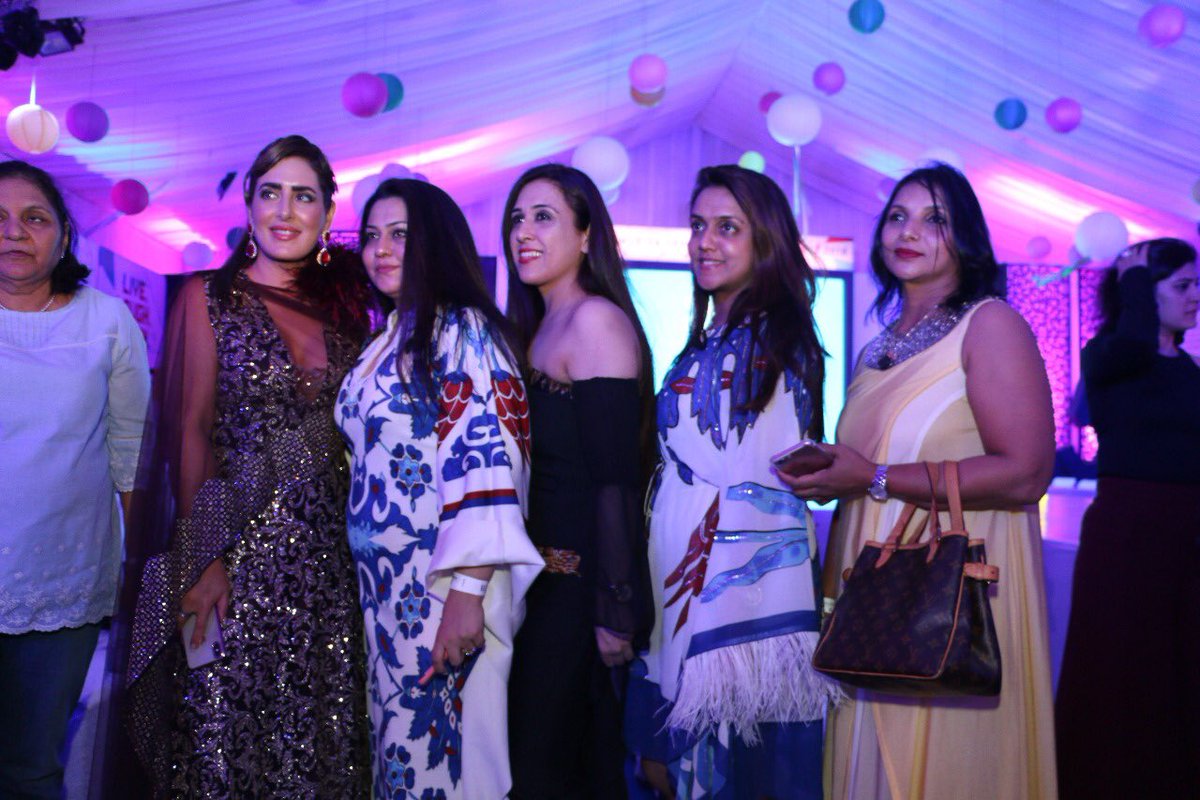 summerfest54's tweet image. The who’s who of fashion world has come down at #SantacruzSummerFest for a night of glitz and glamour. #Avenue54 #RadiusDevelopers @Priakatariapuri @radiusdeveloper
