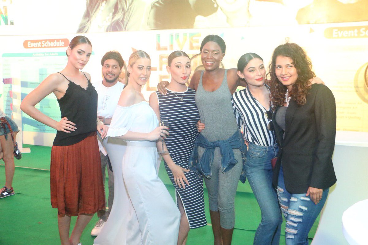 summerfest54's tweet image. The who’s who of fashion world has come down at #SantacruzSummerFest for a night of glitz and glamour. #Avenue54 #RadiusDevelopers @Priakatariapuri @radiusdeveloper