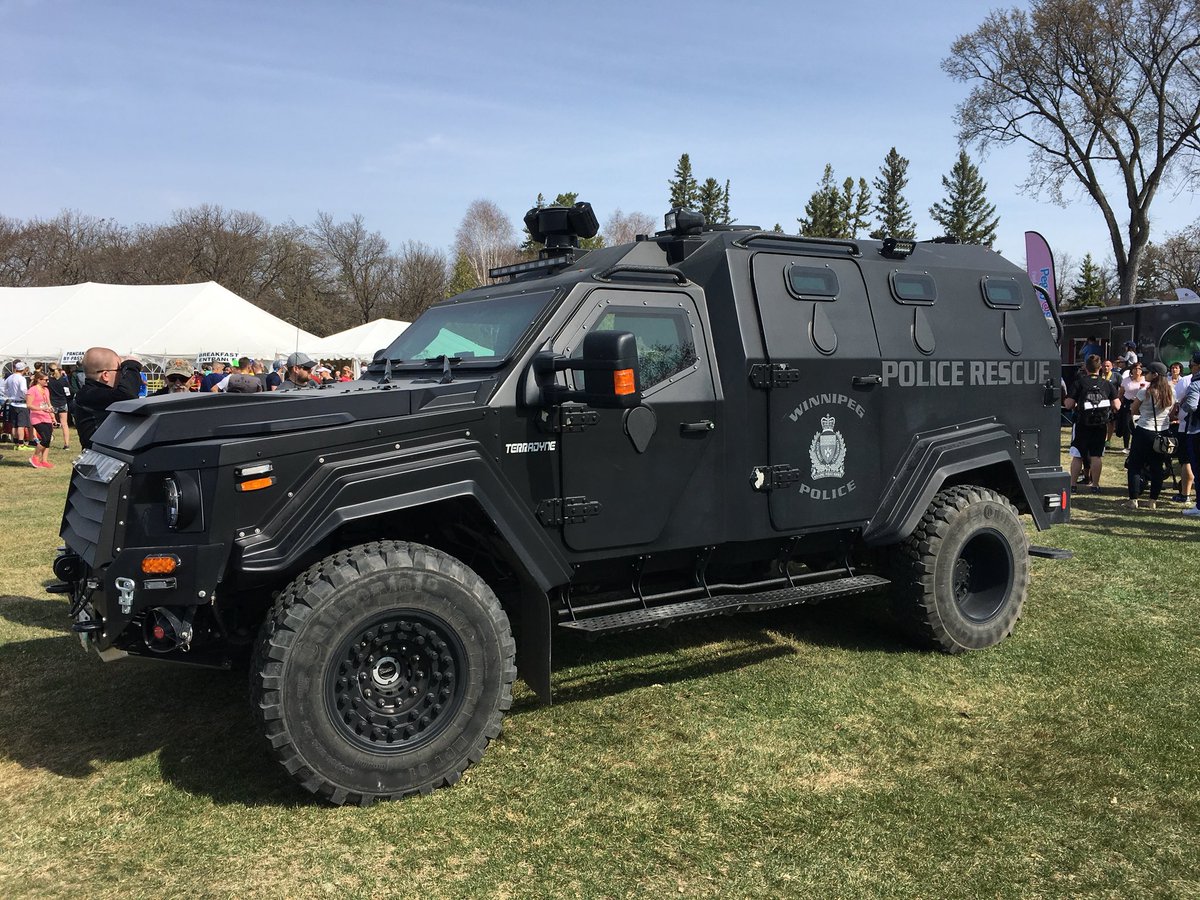 haroldbrownagro's tweet image. Some Winnipeg Police Service tactical on display at the #WPShalfmarathon @WPSHalfMarathon