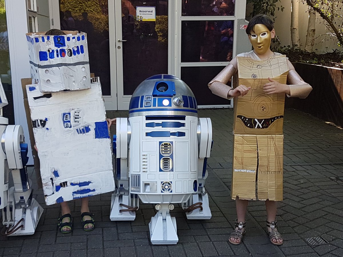 I think the judge needs to go to Specsavers, the cardboard R2 won over the awesome "bin" R2 #LegoStarWars #legoland <a href="/LEGOLANDWindsor/">LEGOLAND Windsor</a> 💗